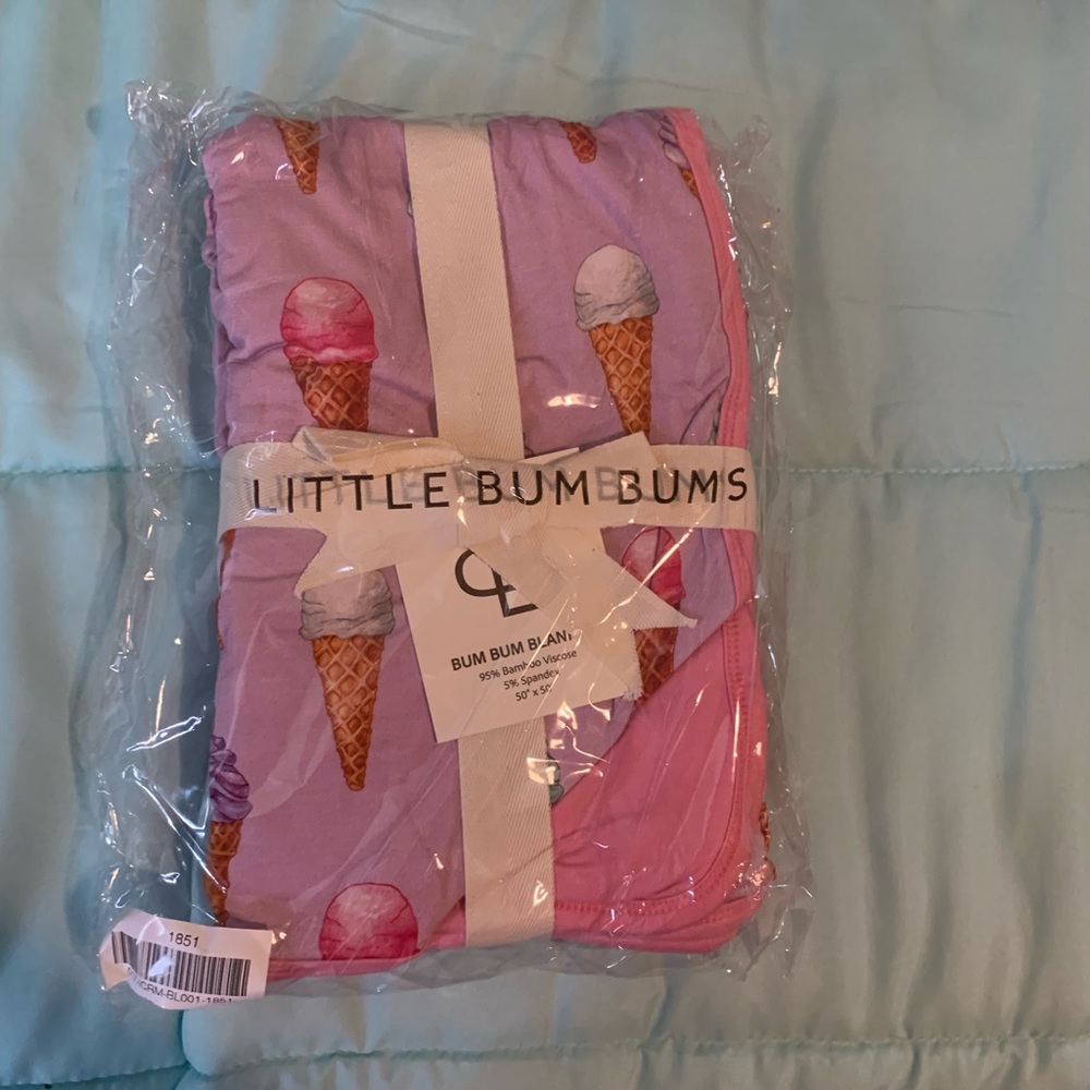 Scoop there it is blanket